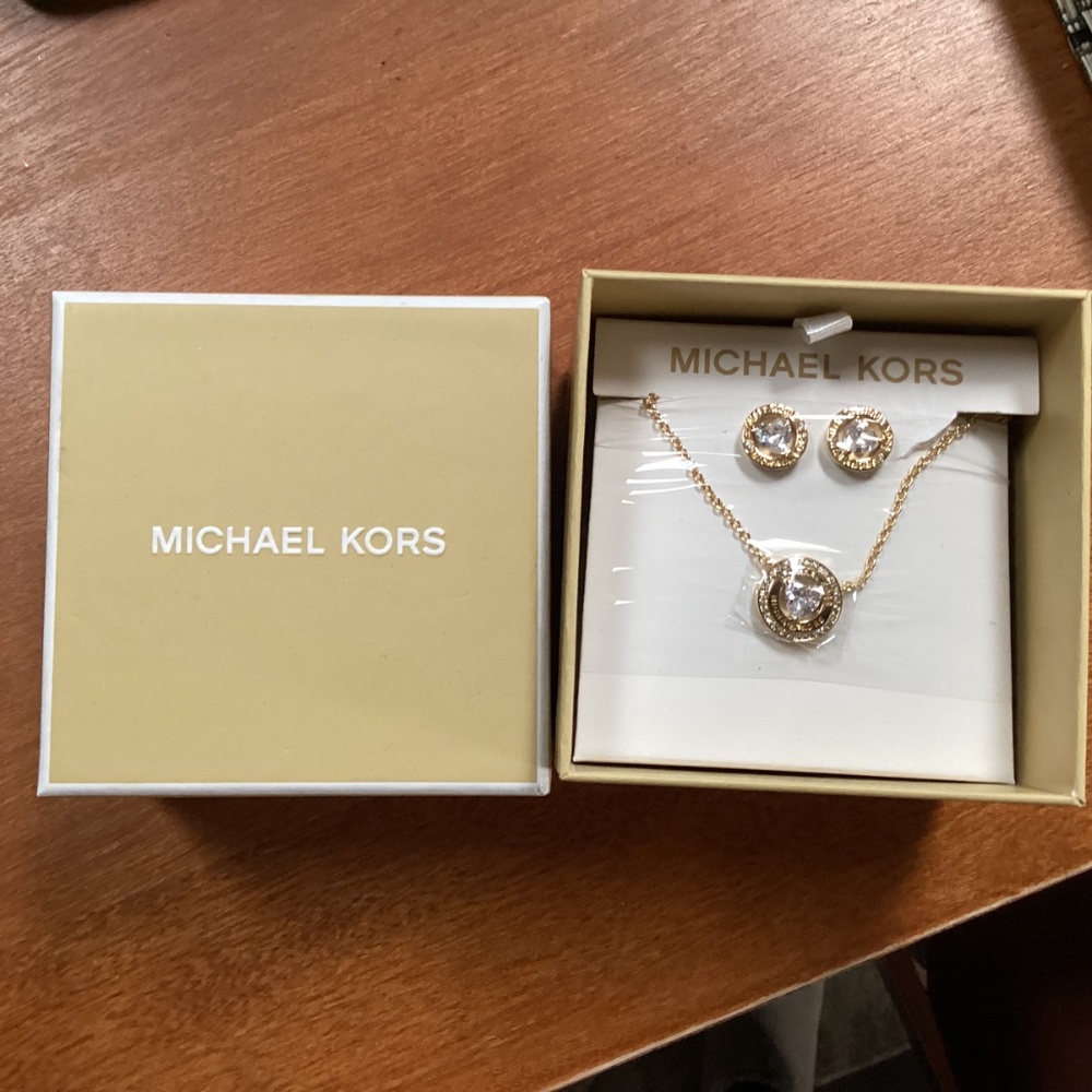 Michael Kors Jewelry Set Necklace and Earrings New in Box - Picture 4 of 10